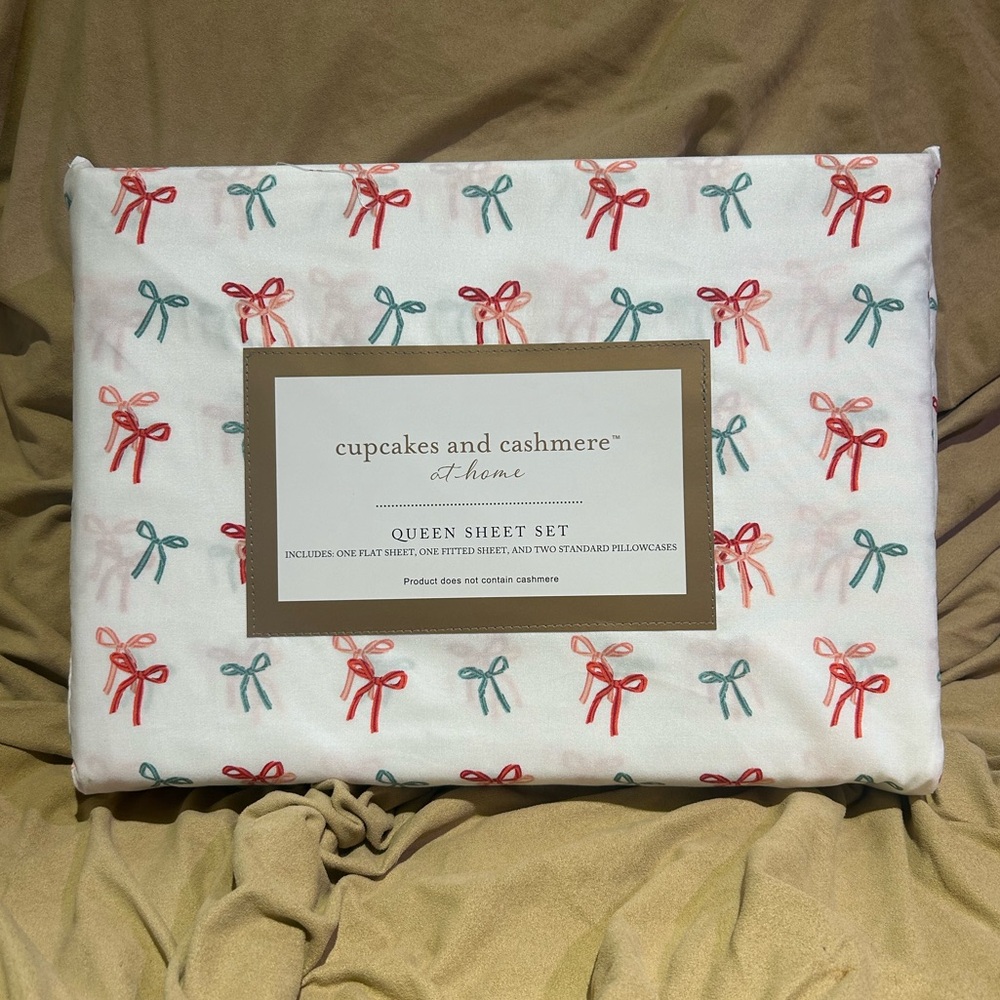 CUPCAKES AND CASHMERE Red And Green Striped Bows 4 Piece Queen Sheet Set